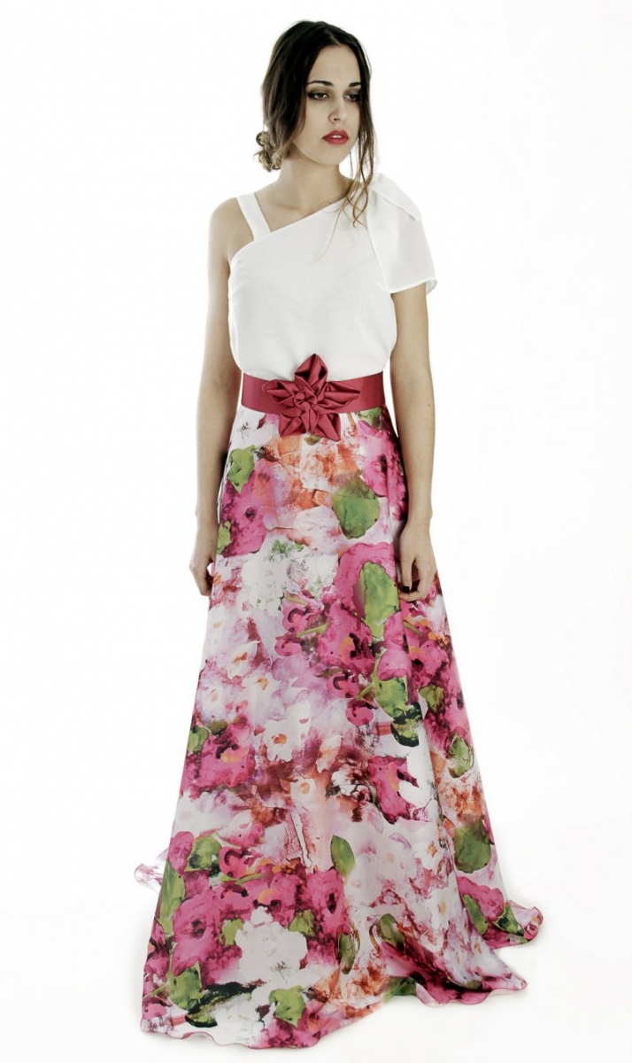 conjunto de fiesta con top asimetrico blanco y falda larga con estampado de flores para boda